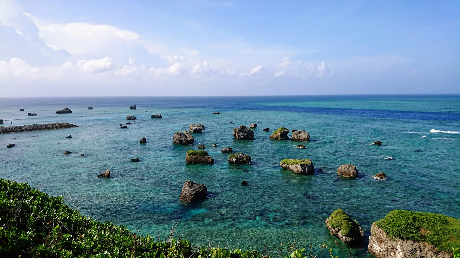 東平安名崎、海上に点在する津波岩