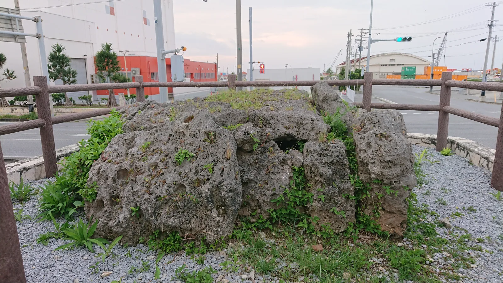 歩道脇の石墓