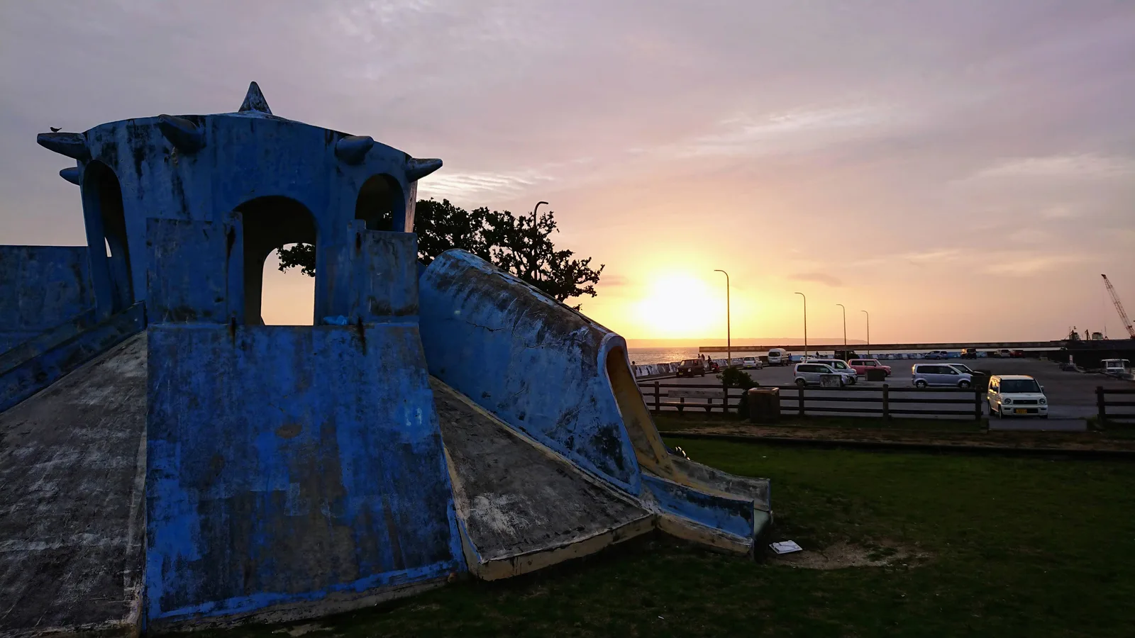 青い遊具と夕景