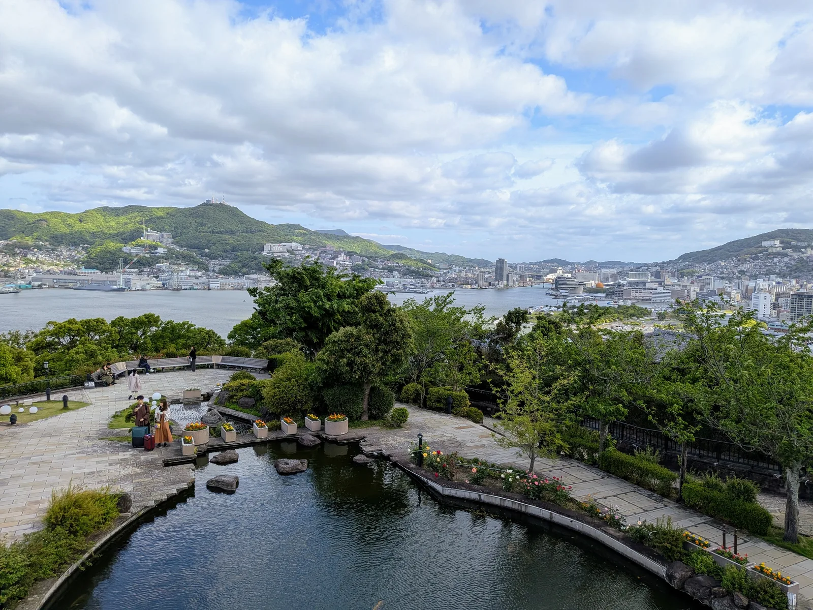 池越しの長崎港