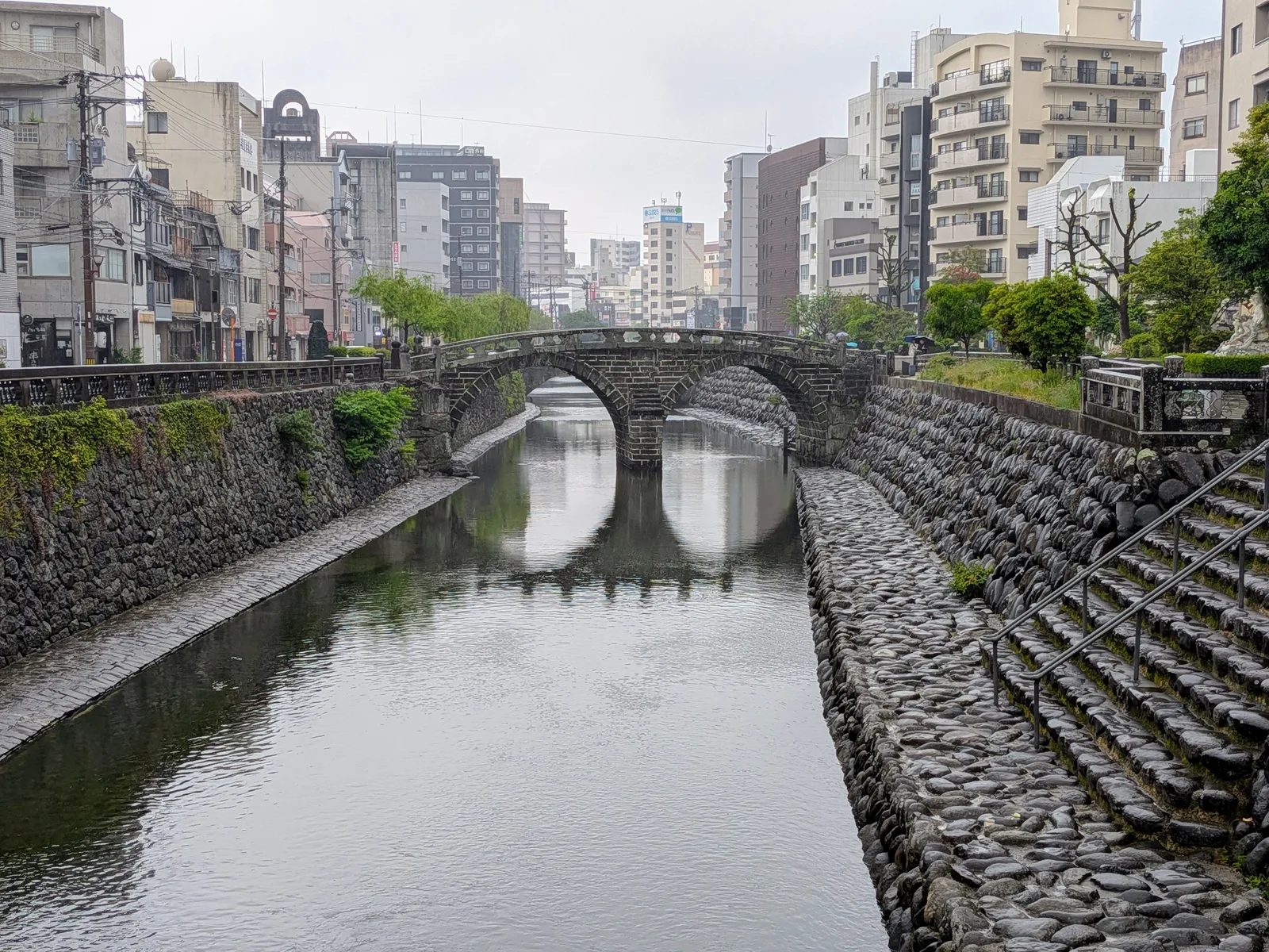雨の眼鏡橋