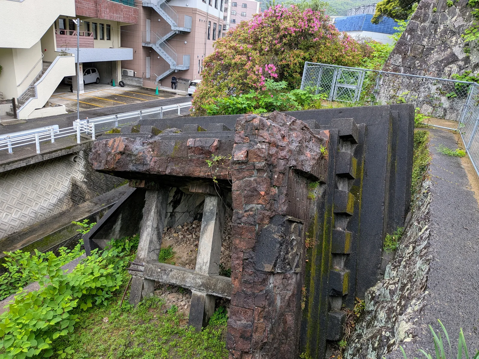 旧鐘楼の被爆遺構