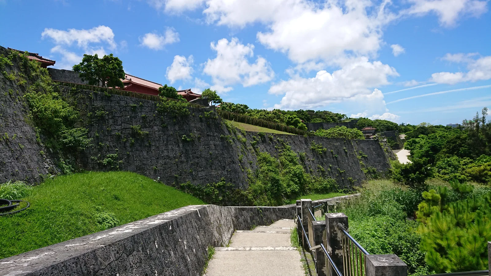 石垣沿いの階段道