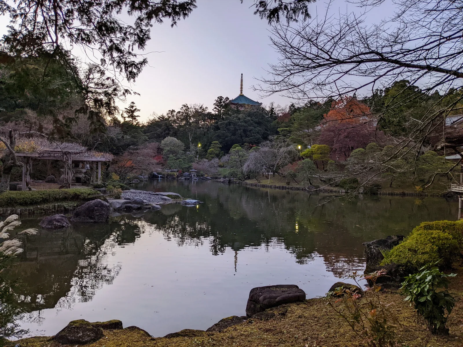 夕暮れの池と塔