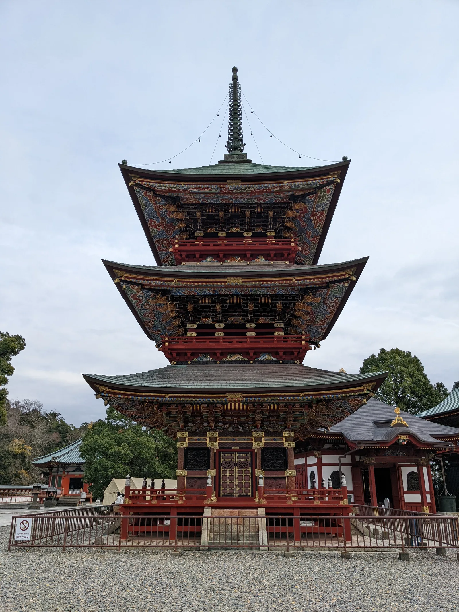 極彩色の三重の塔