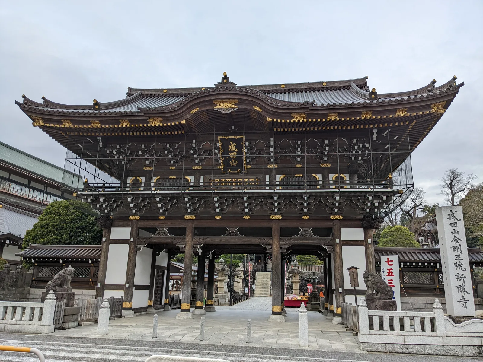 境内の大きな山門