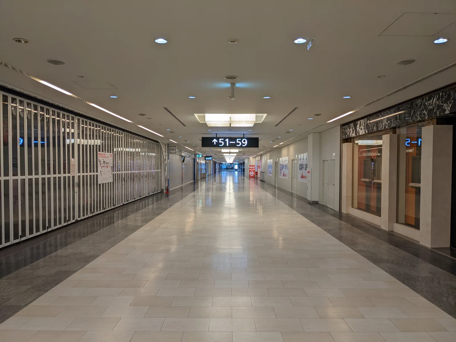人のいない空港通路