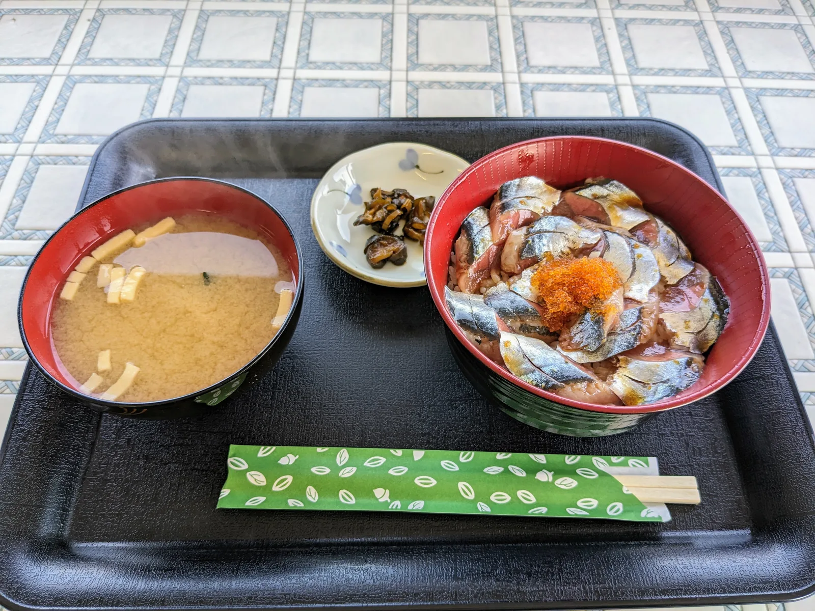 サンマ丼の昼食
