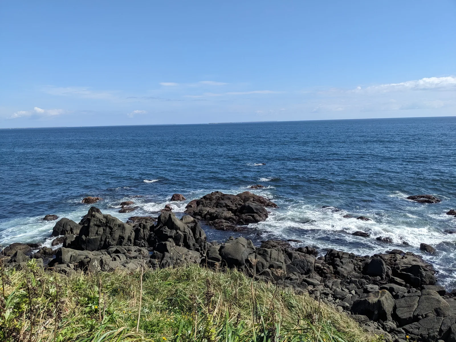 岩礁に砕ける波
