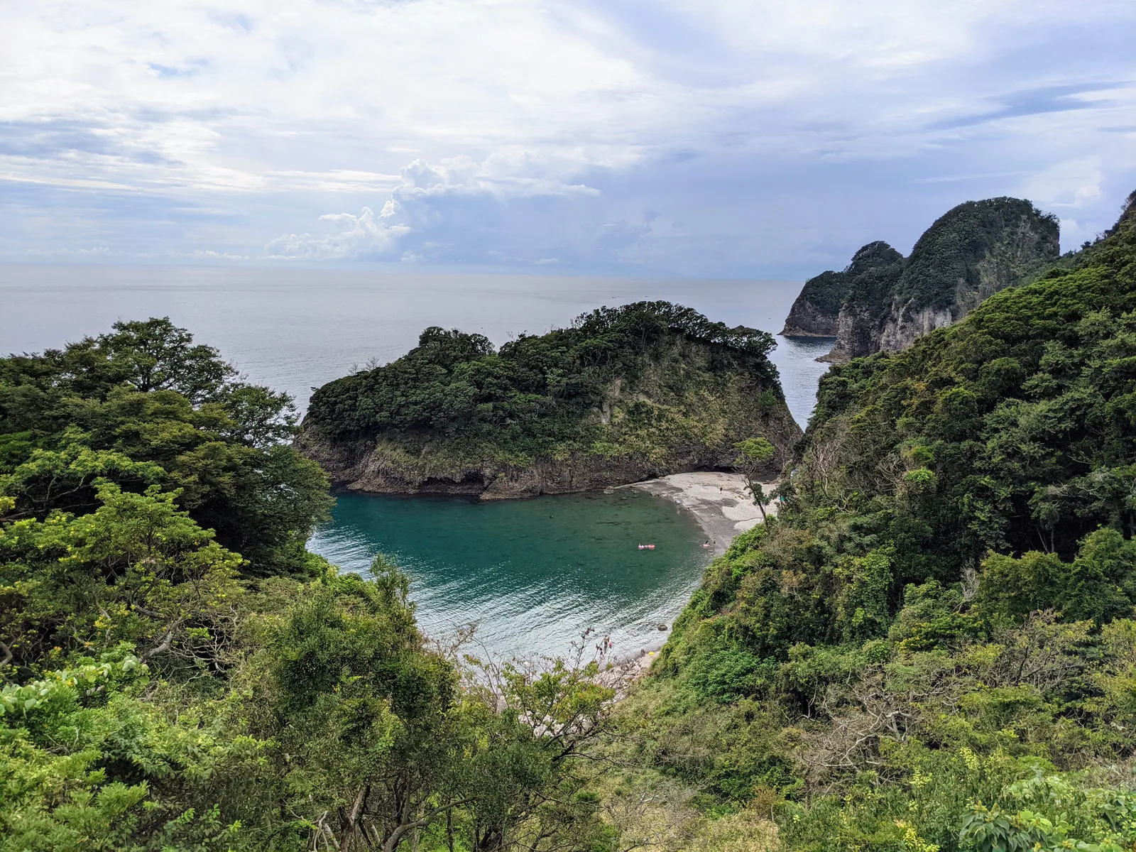 小さな入り江の海岸