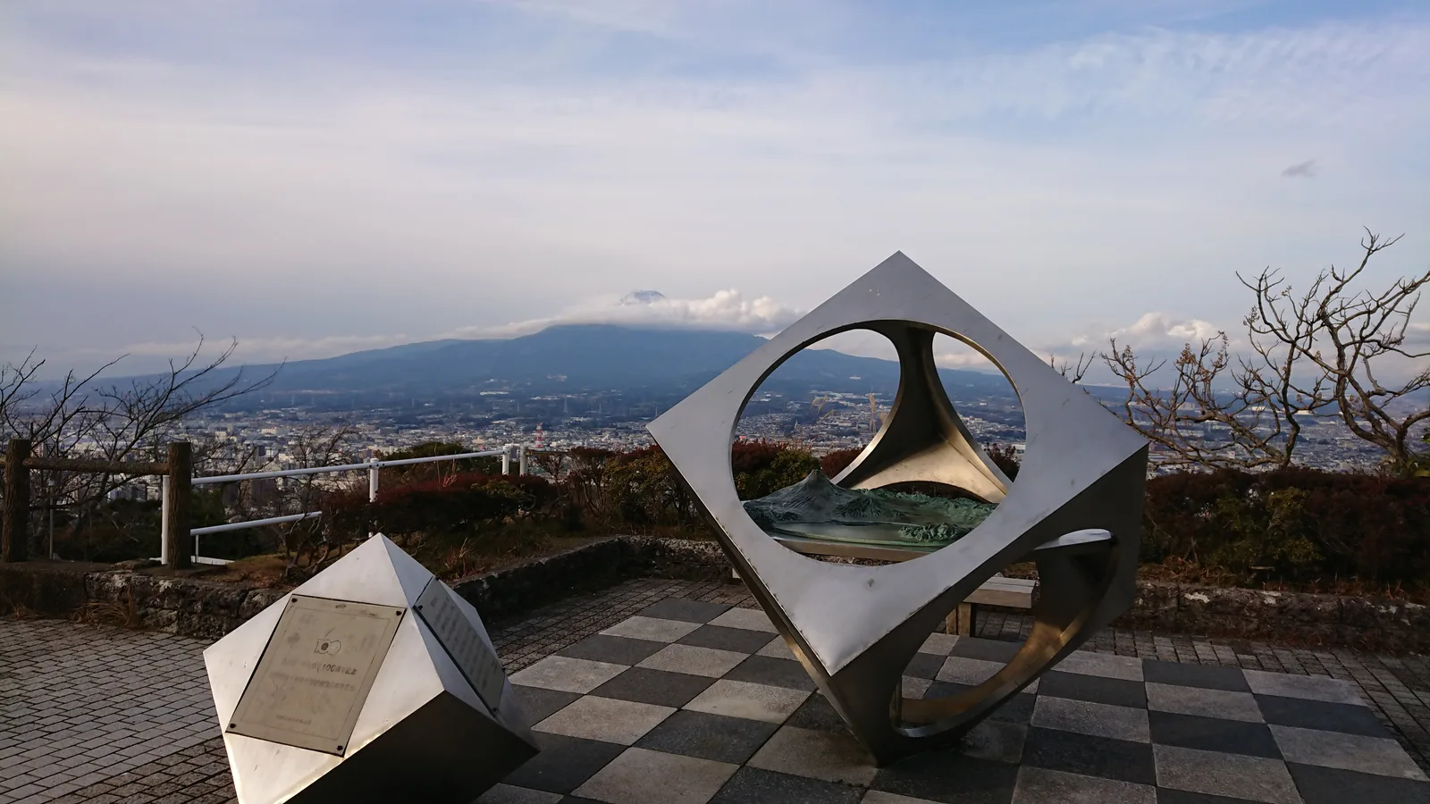 富士山を望むアート