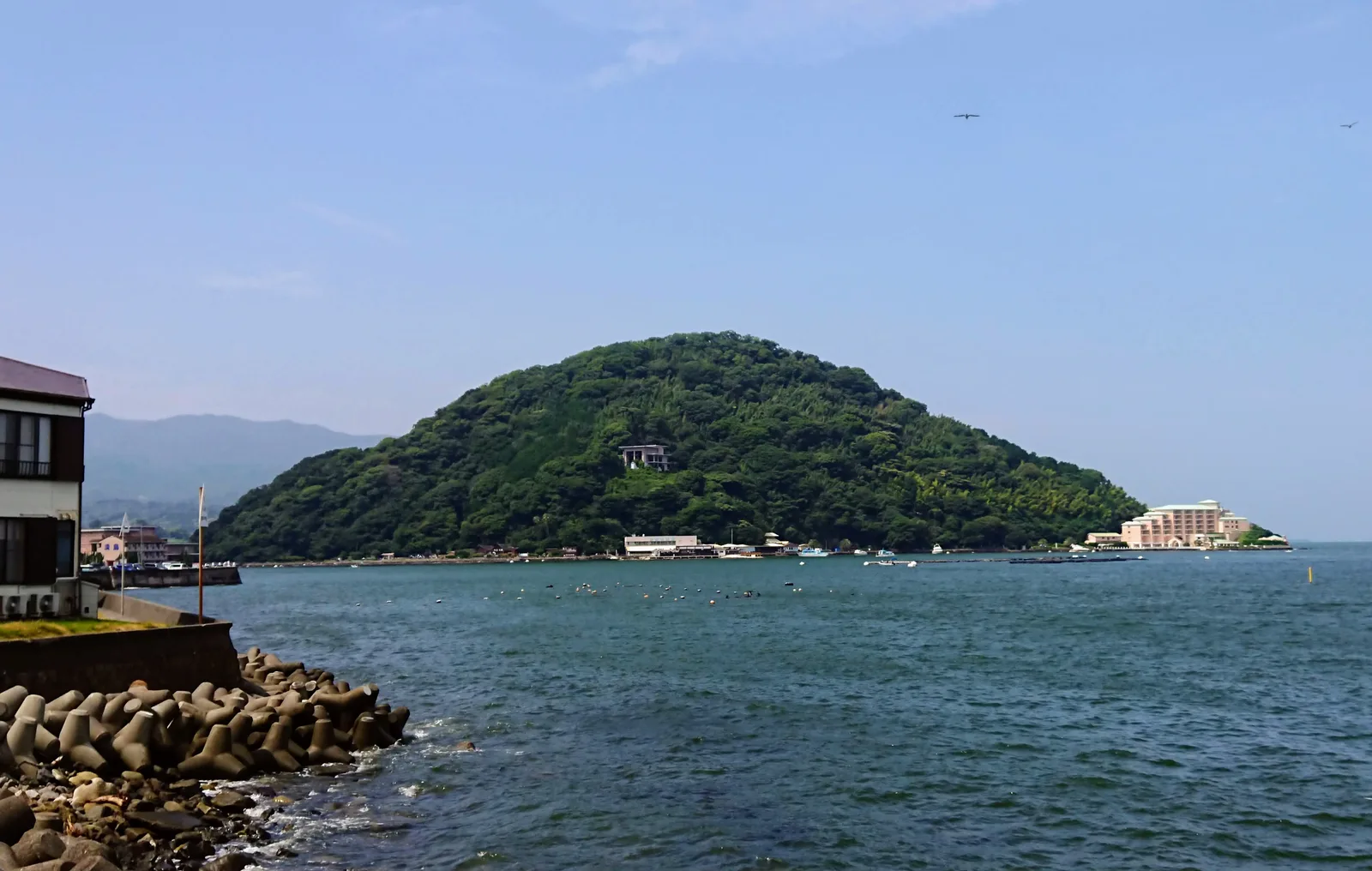 内浦に浮かぶ淡島