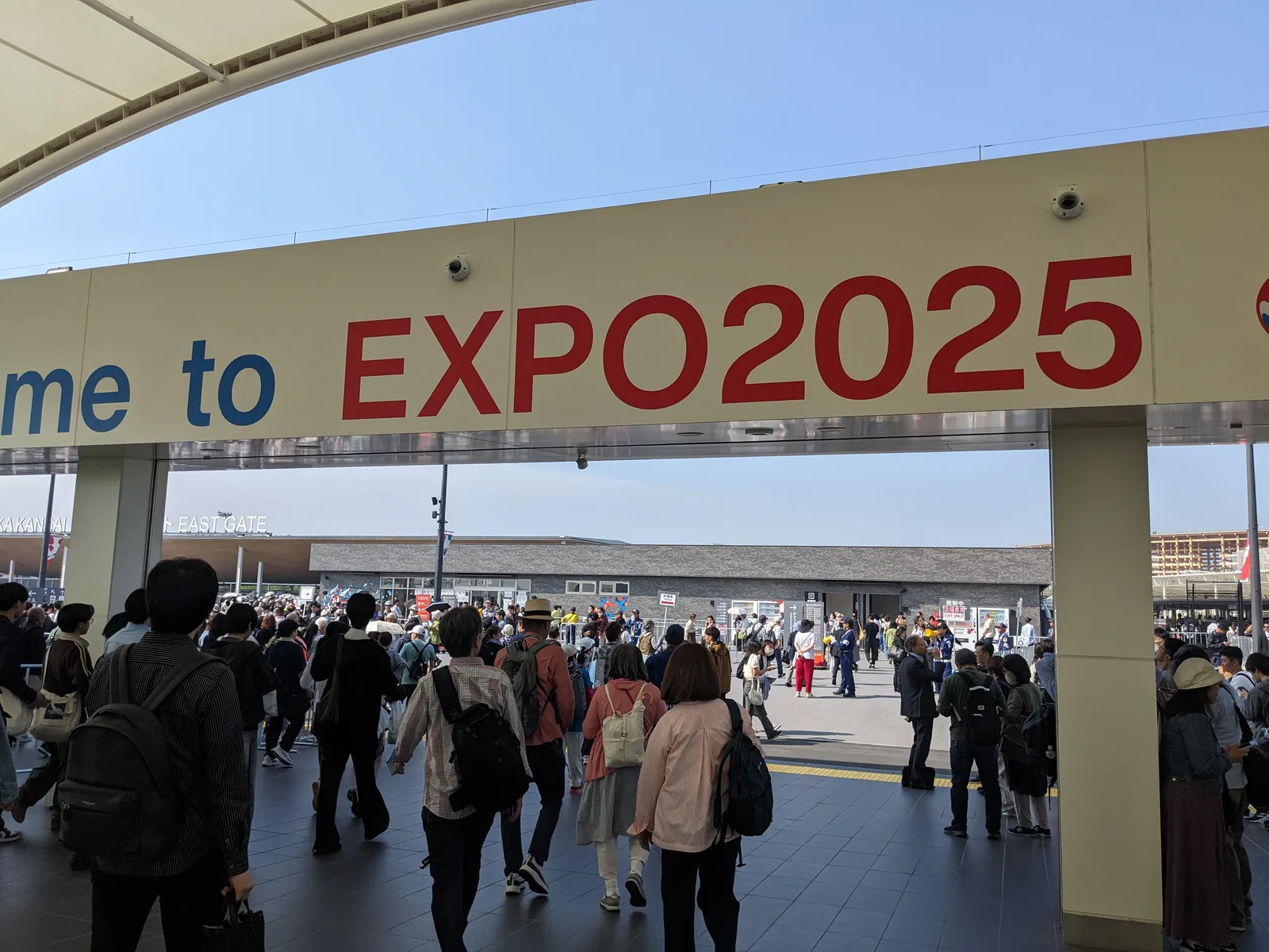 EXPO2025入口の人波