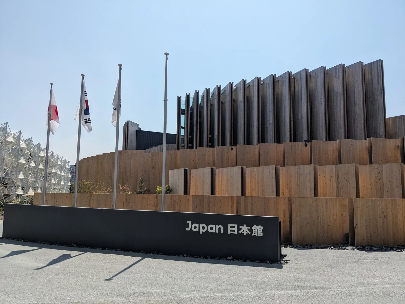 木材を重ねた日本館