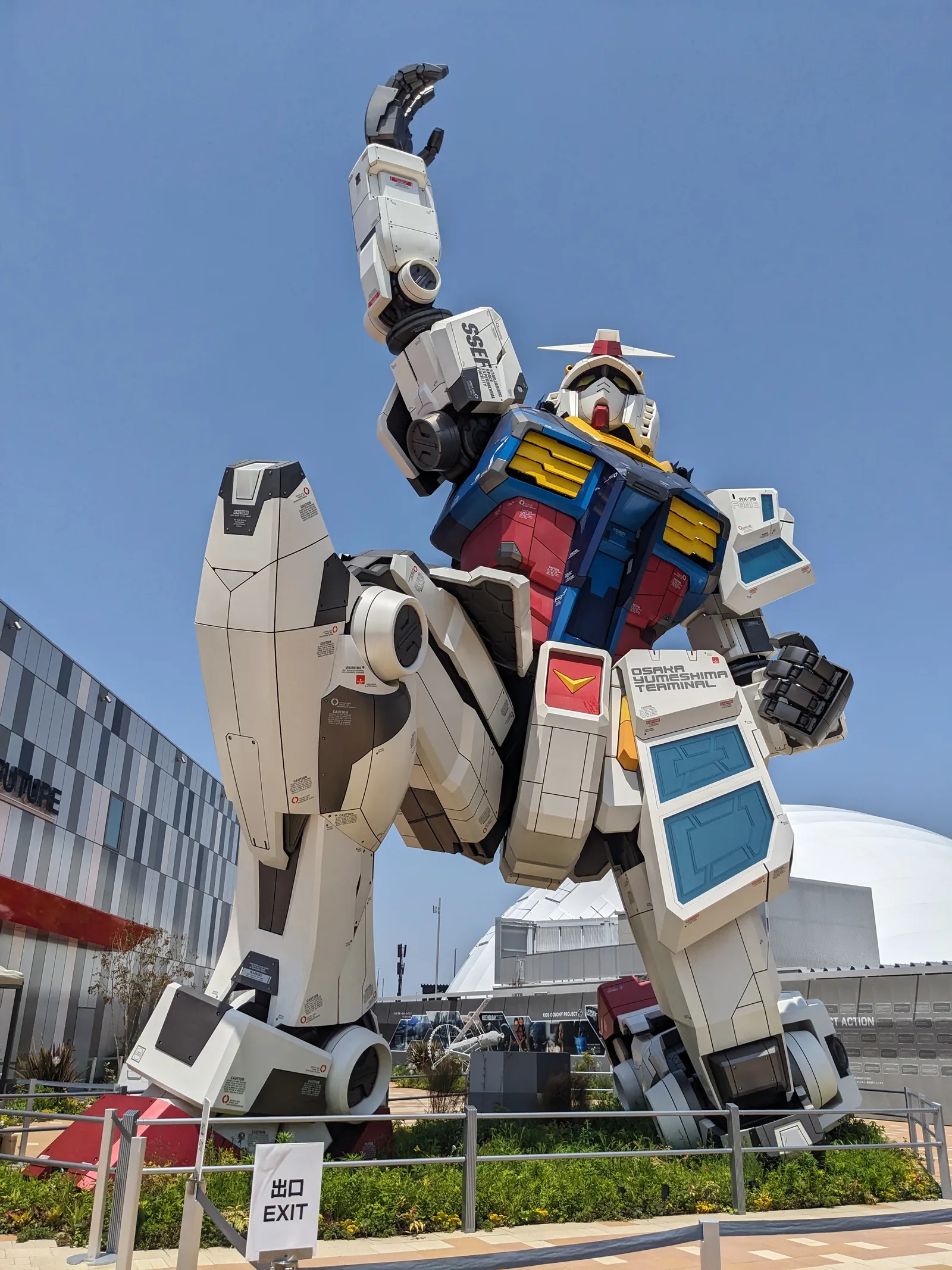 片腕を上げるガンダム