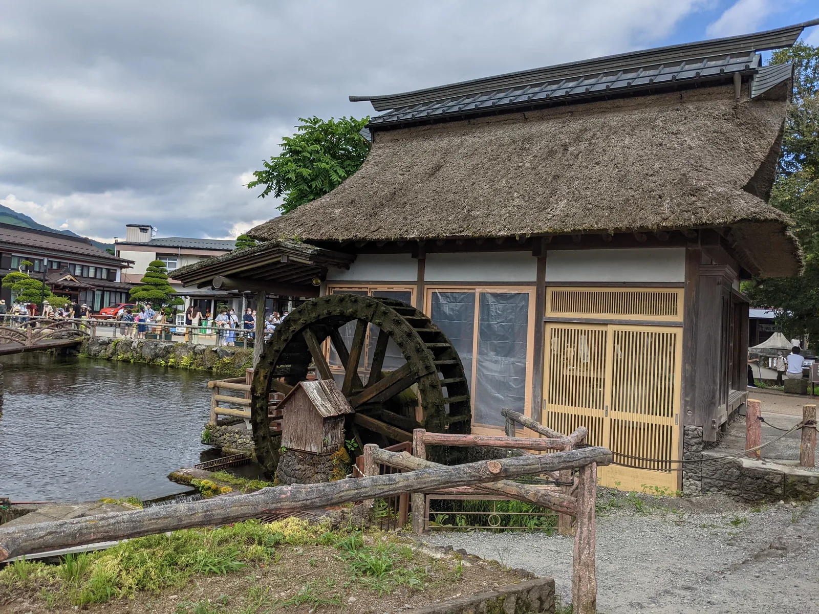 水車小屋と池