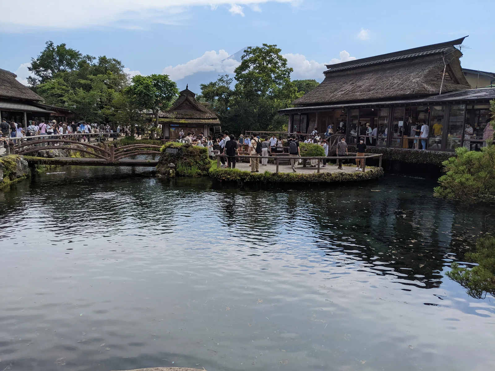 人の集まる中池