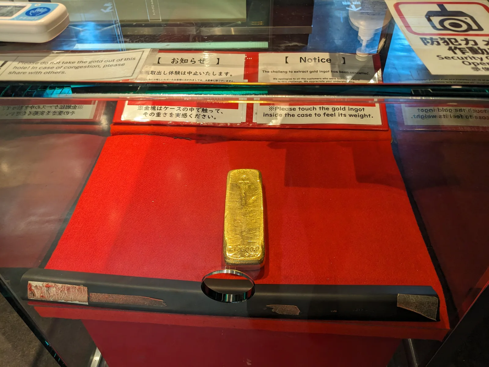 展示された金の延べ棒
