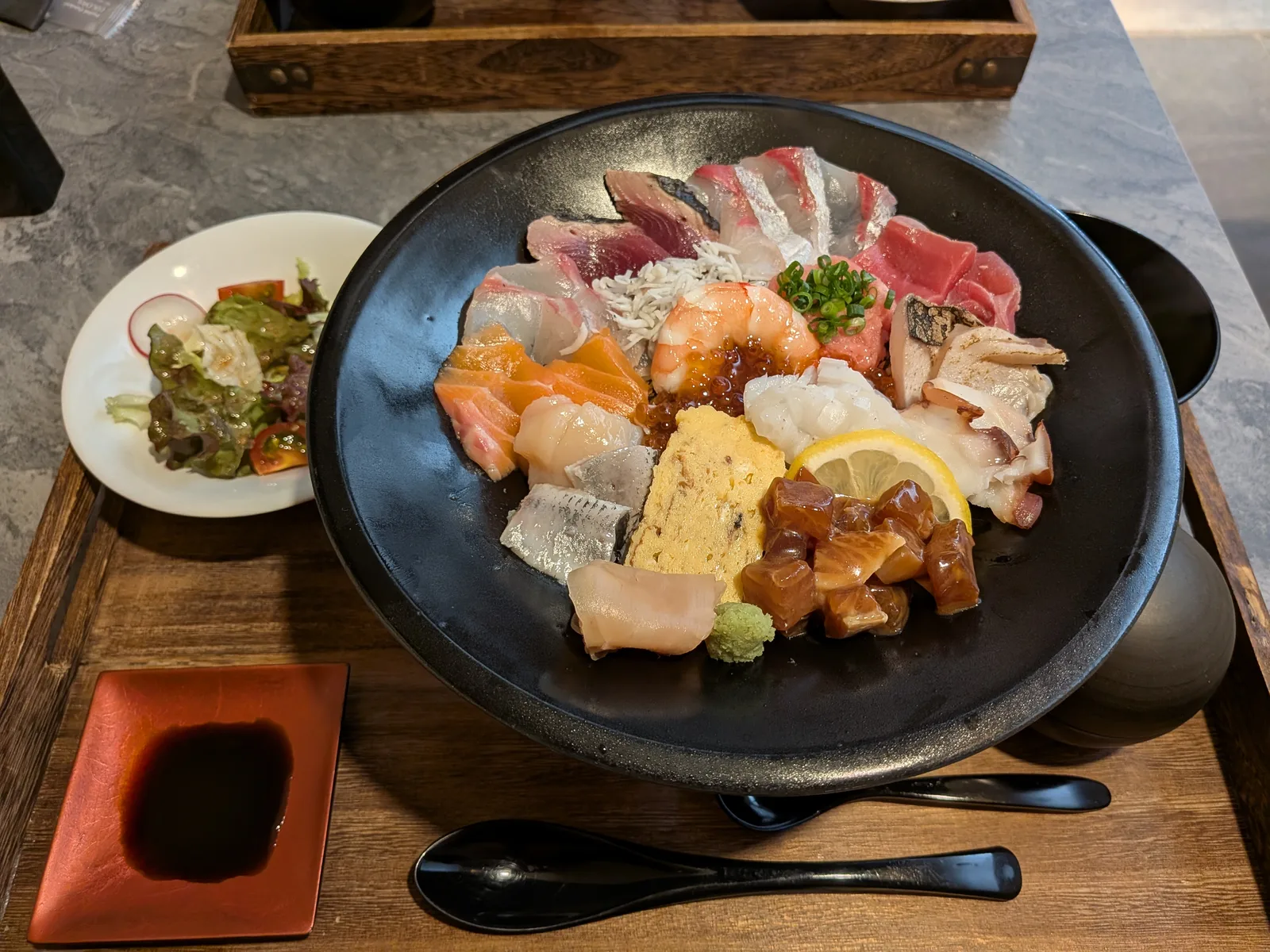 新山沙商店の海鮮丼