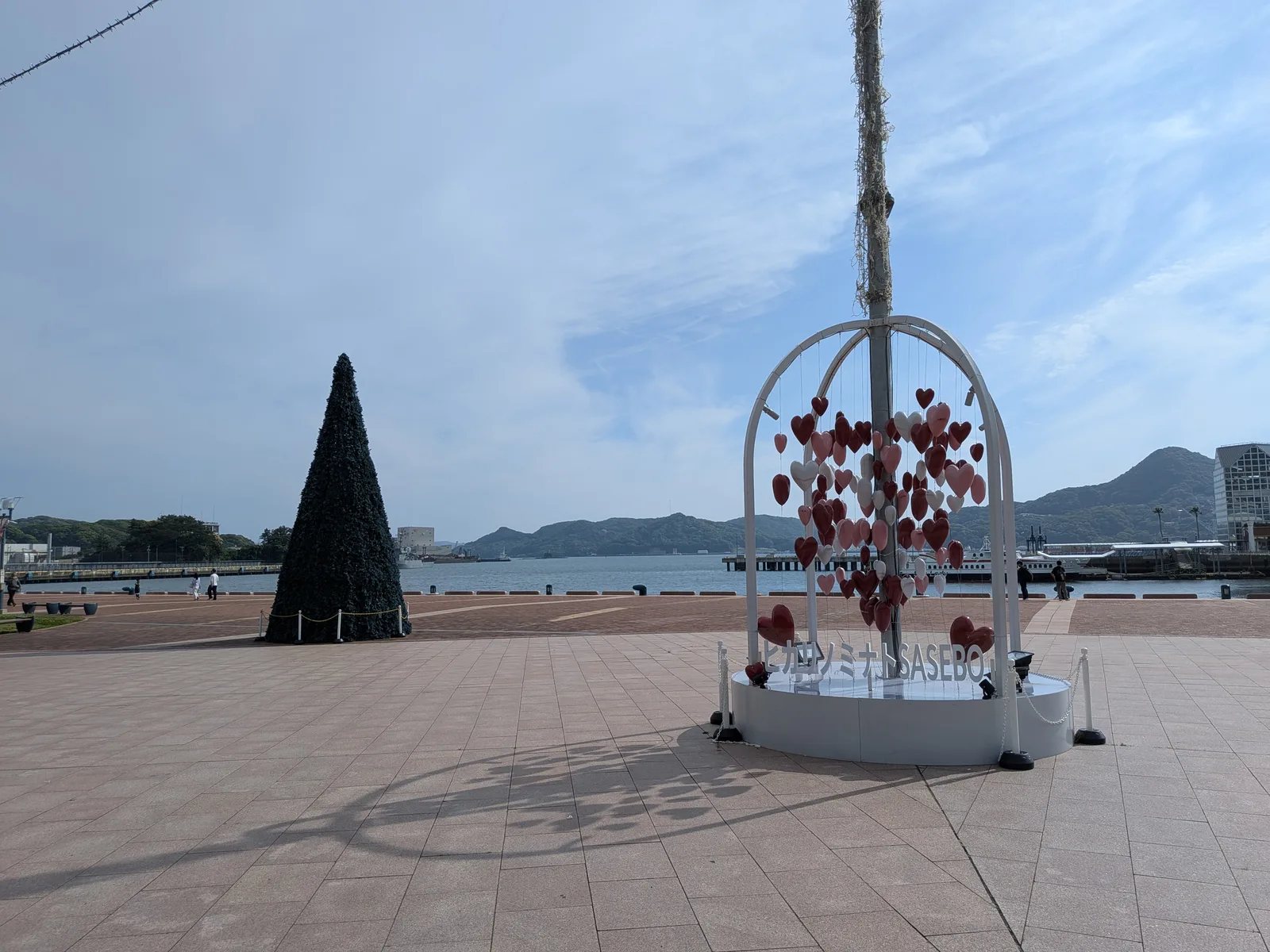 海沿いのハート飾り