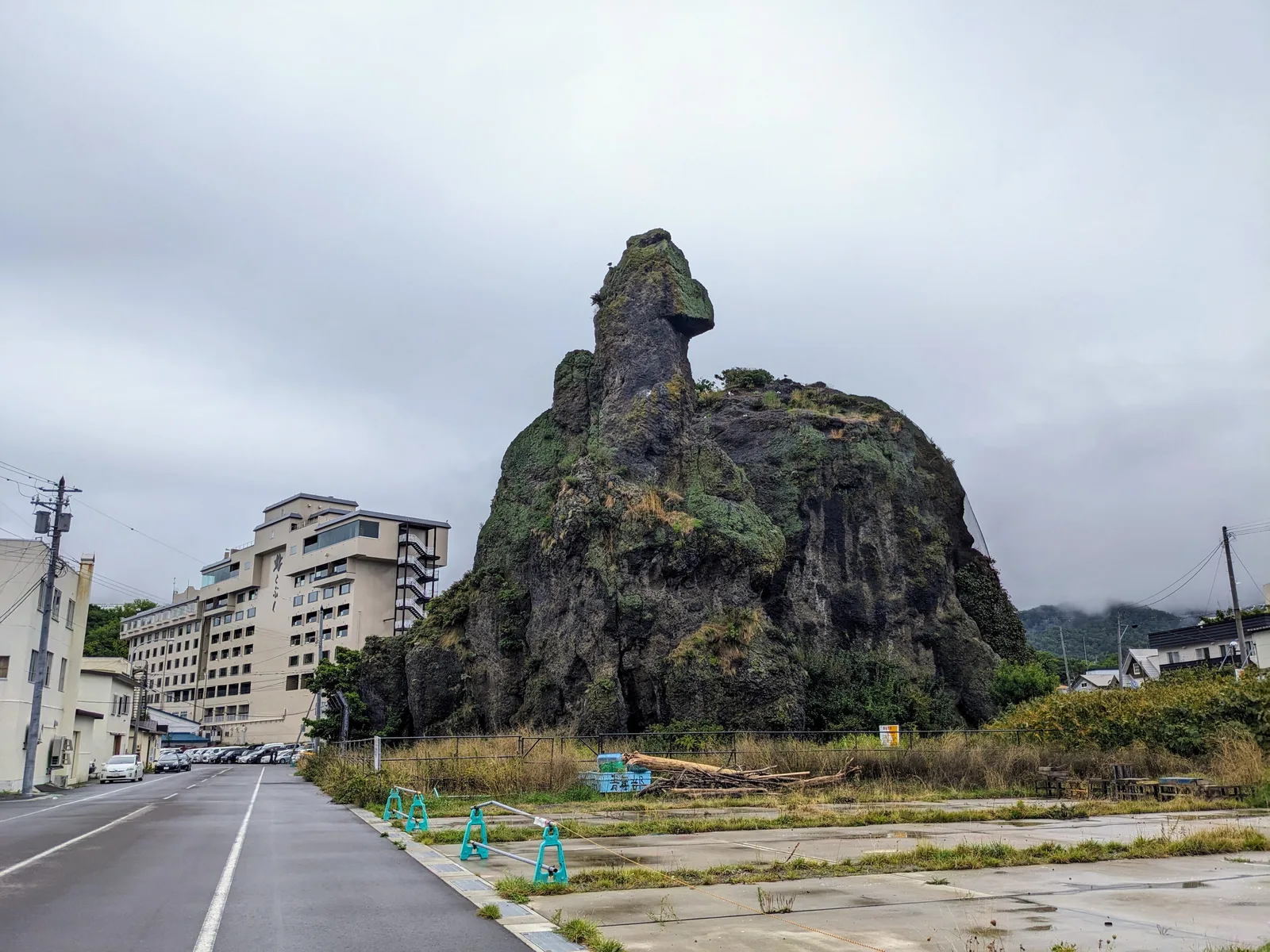 ウトロのゴジラ岩