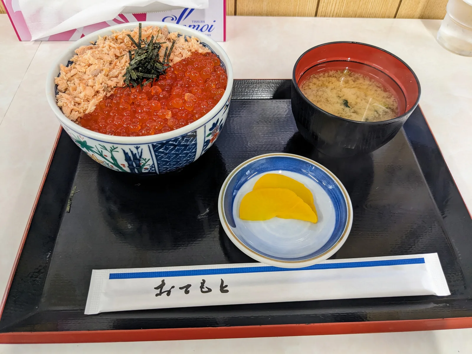 鮭いくら丼の昼食