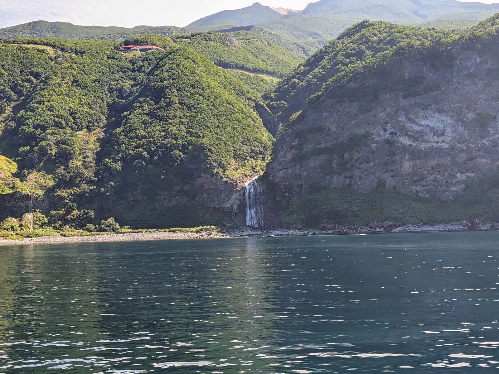 断崖を流れるカムイワッカの滝