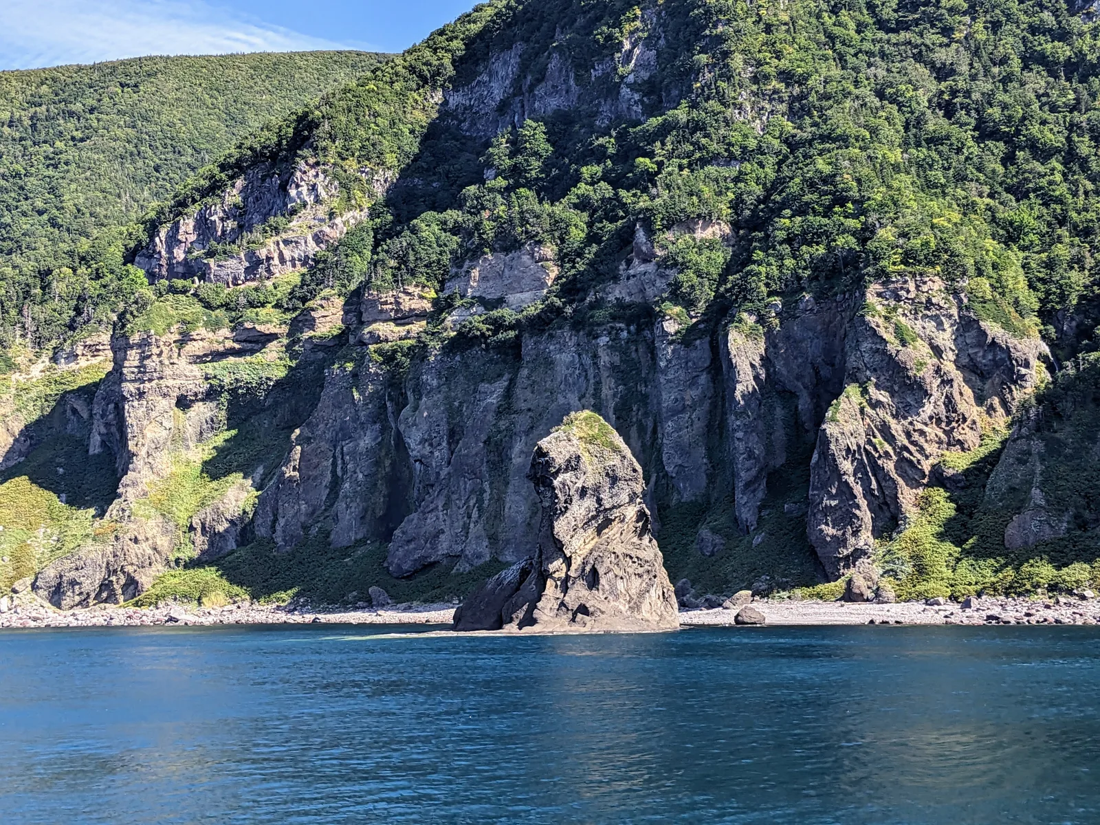 海岸に立つ岩と断崖