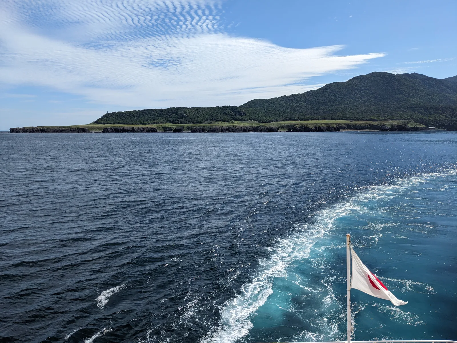 船尾に続く海の航跡