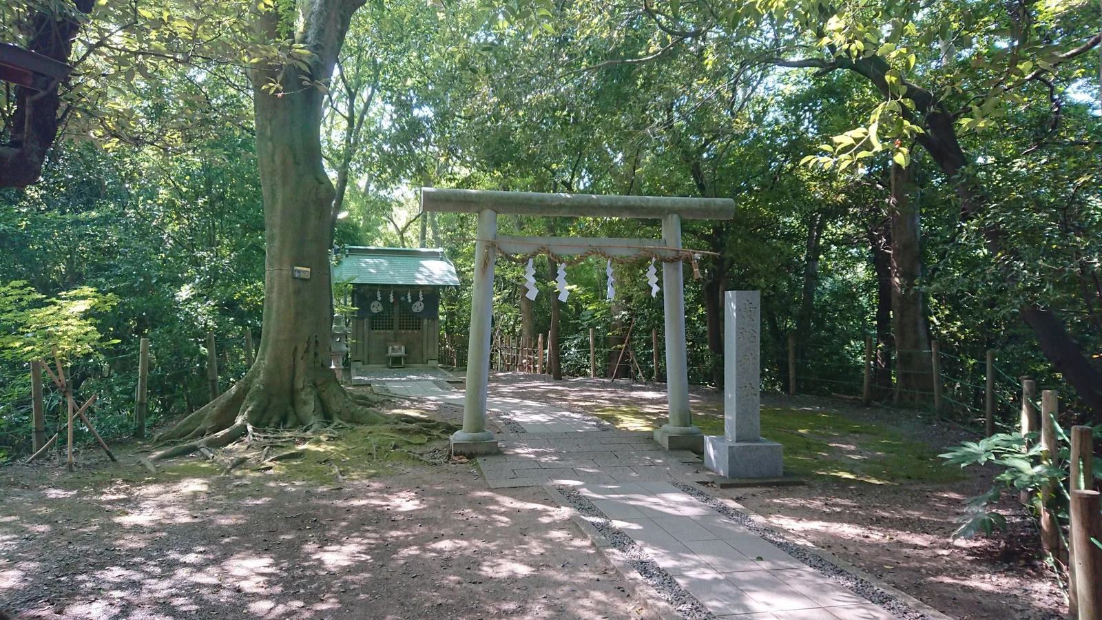 木陰の貴船神社