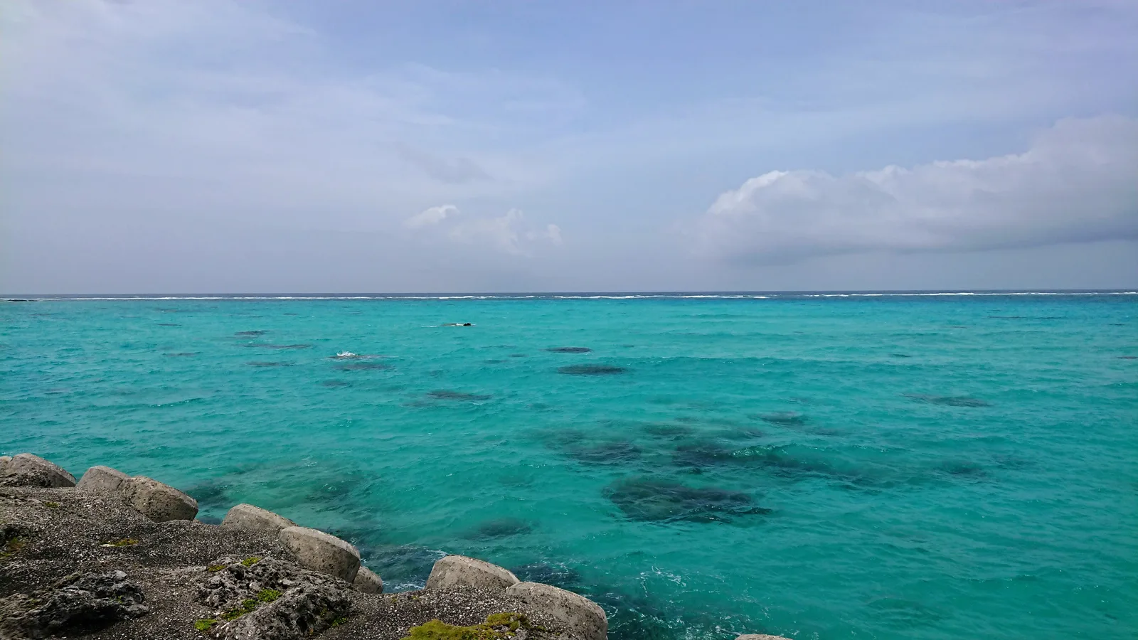 透明度の高い青緑色の海