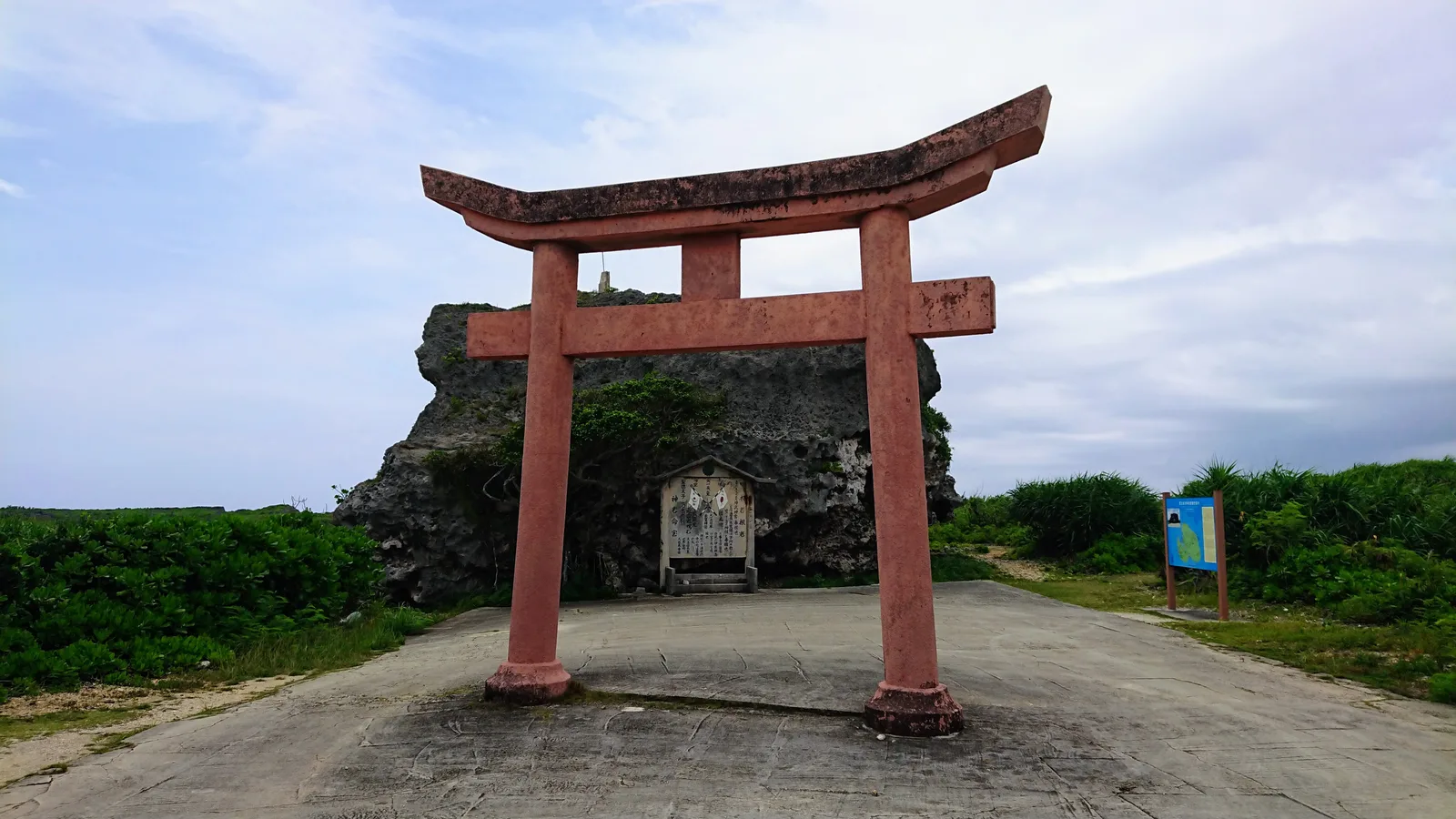 帯石の赤い鳥居