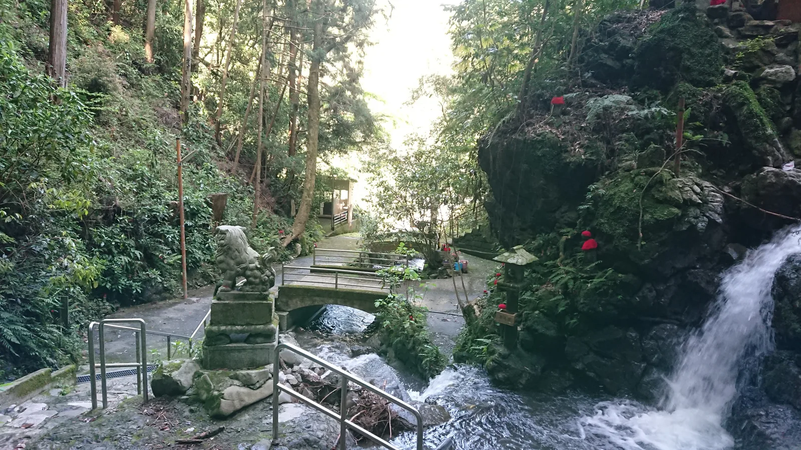 滝沿いの参道