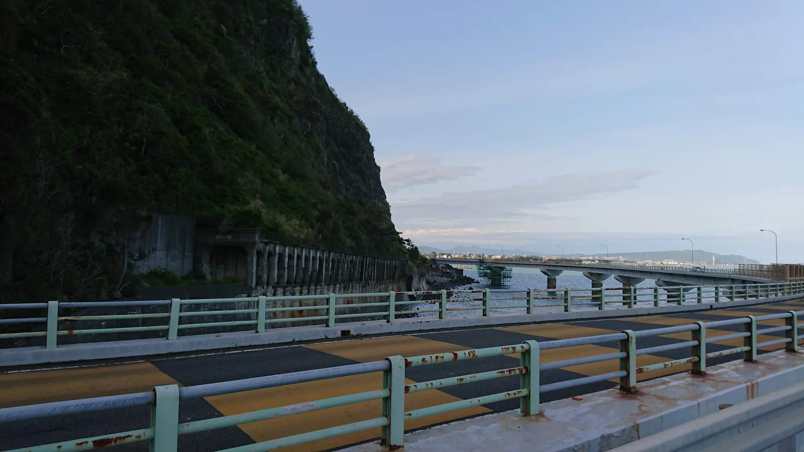 石部海上橋の道路