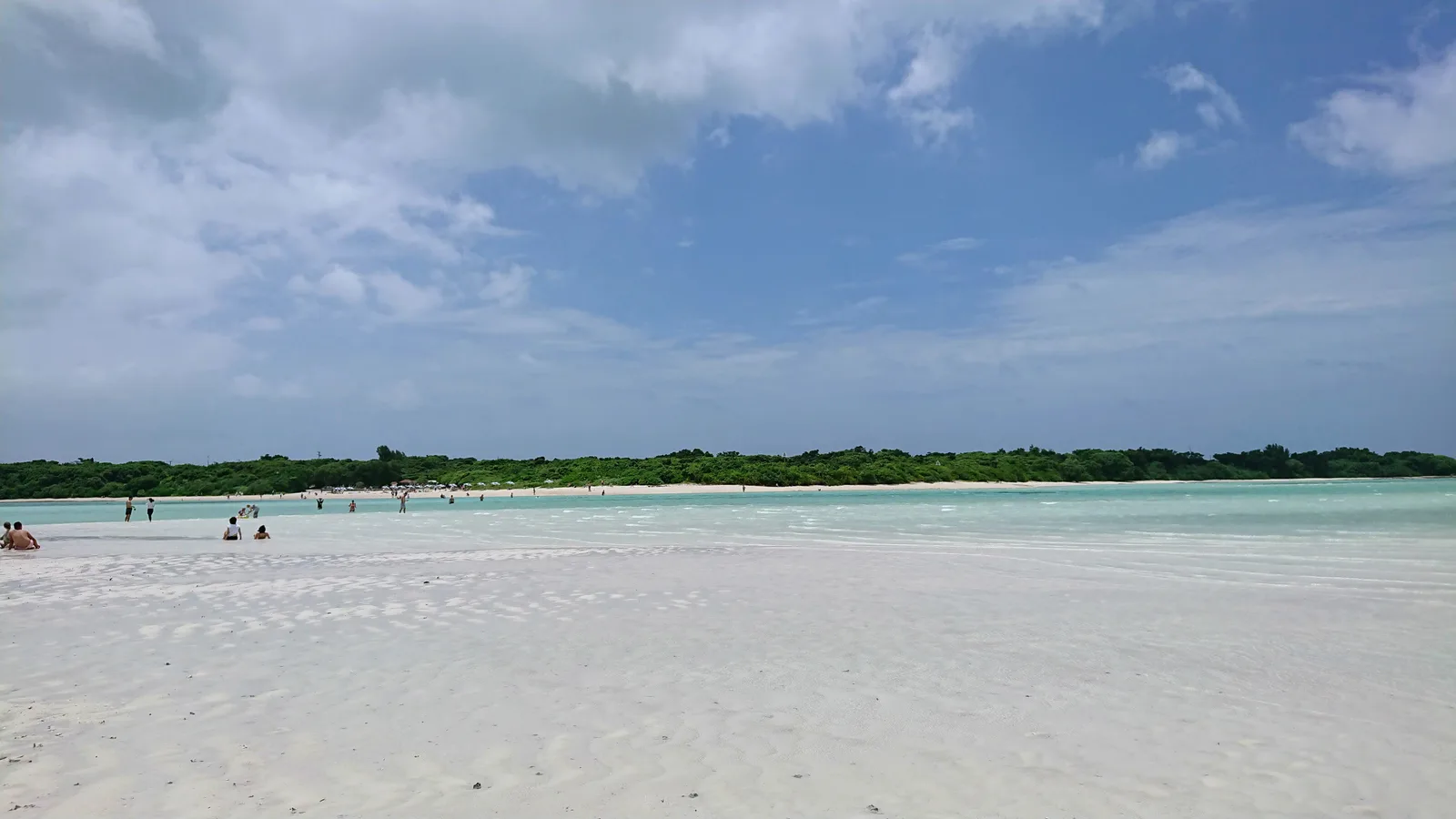 遠浅の白砂海岸
