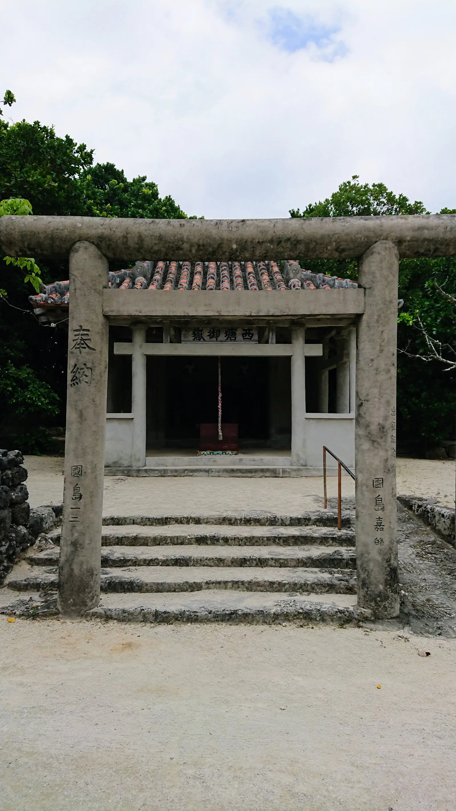 西塘御嶽の拝殿