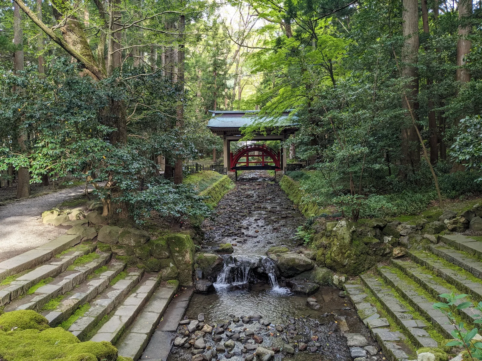 小川と赤い橋