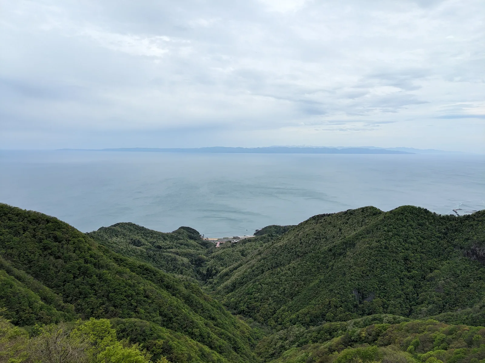 日本海と山並み