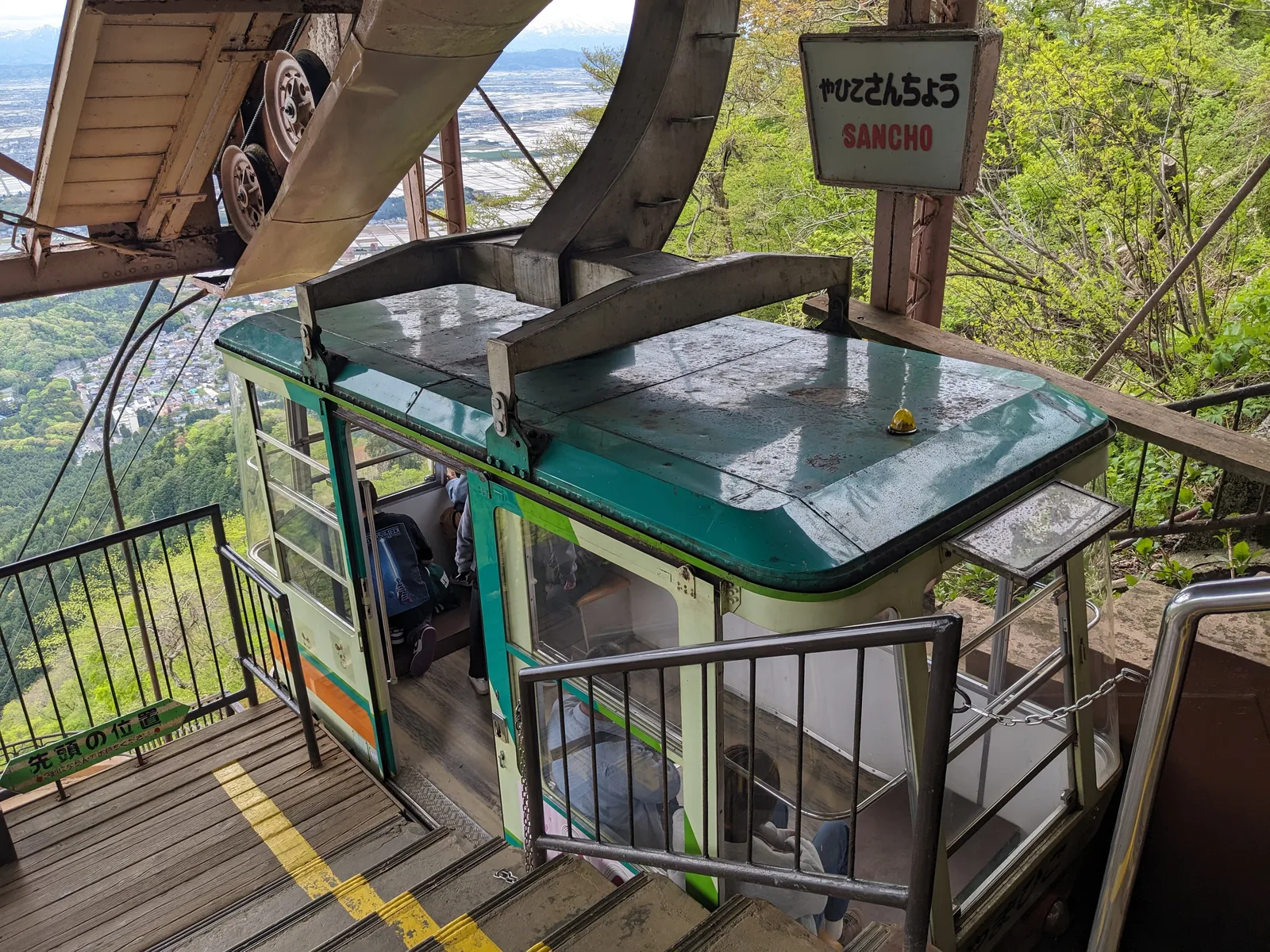 山頂へ向かうゴンドラ