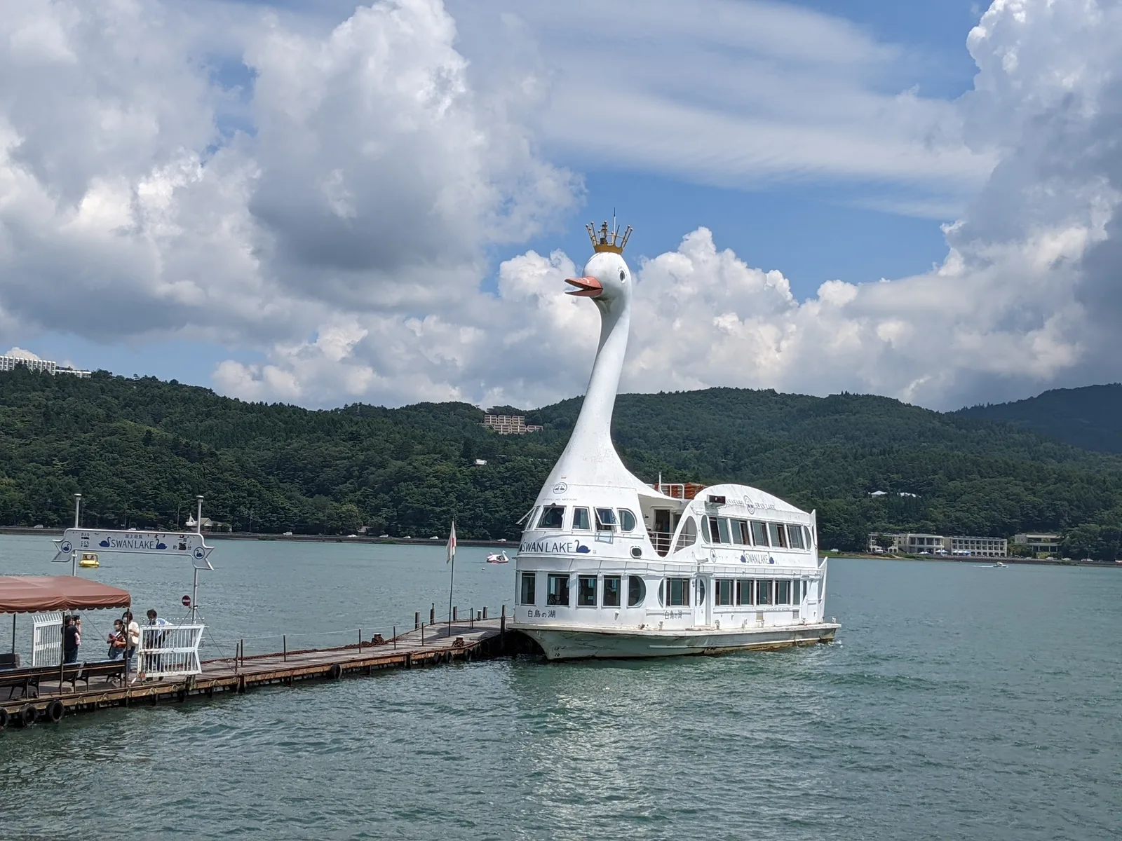 白鳥型の遊覧船
