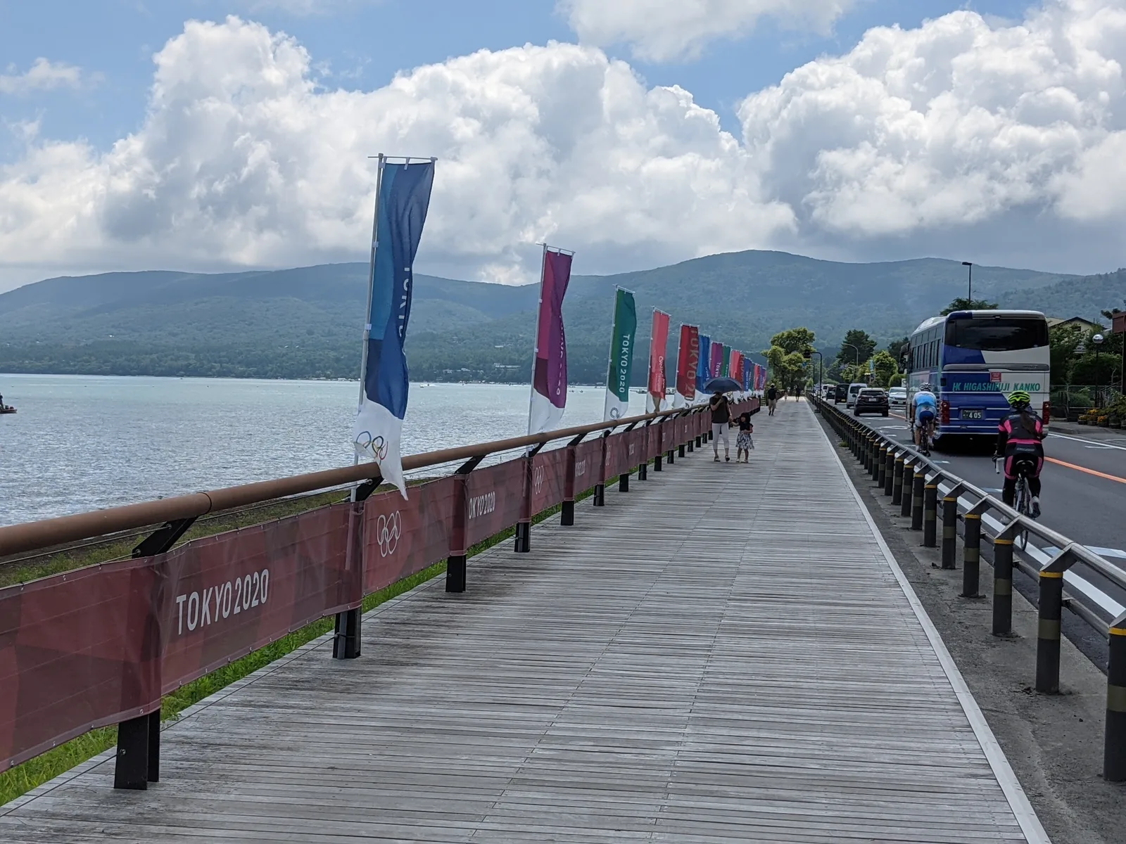 五輪旗の湖畔歩道