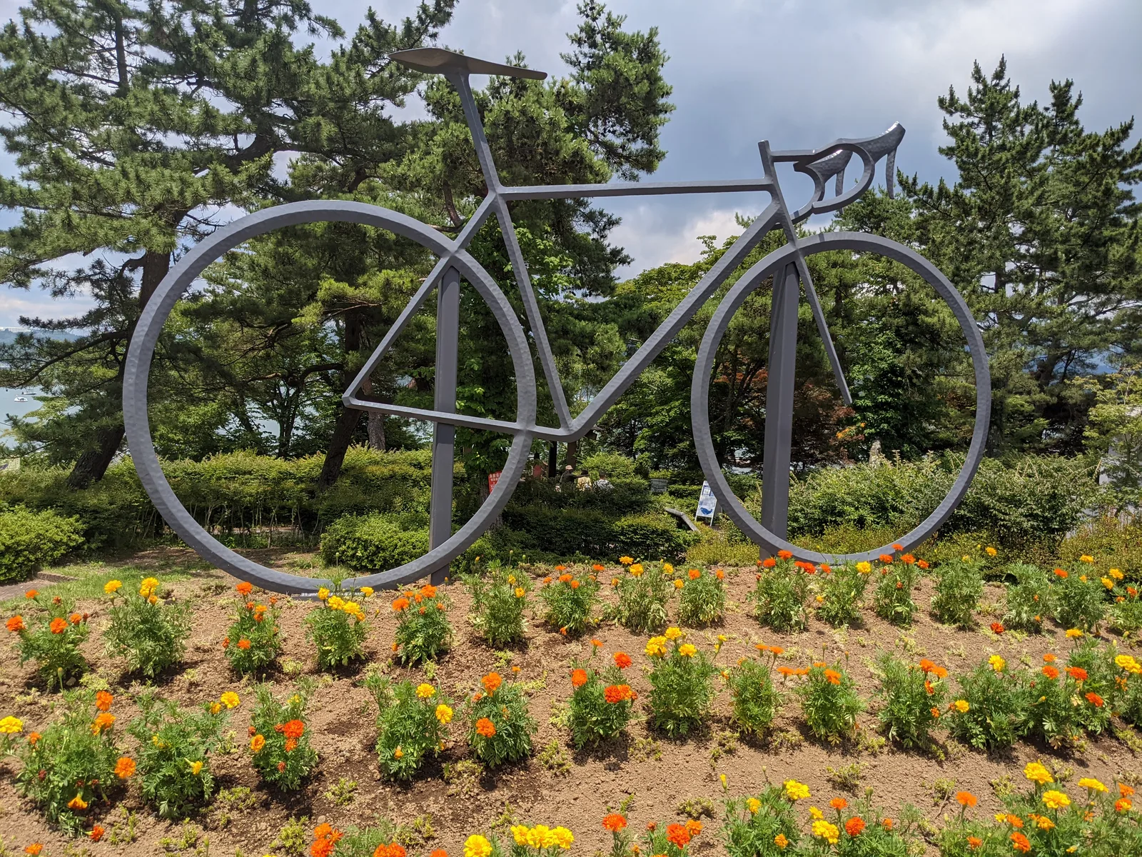 花壇の自転車モニュメント