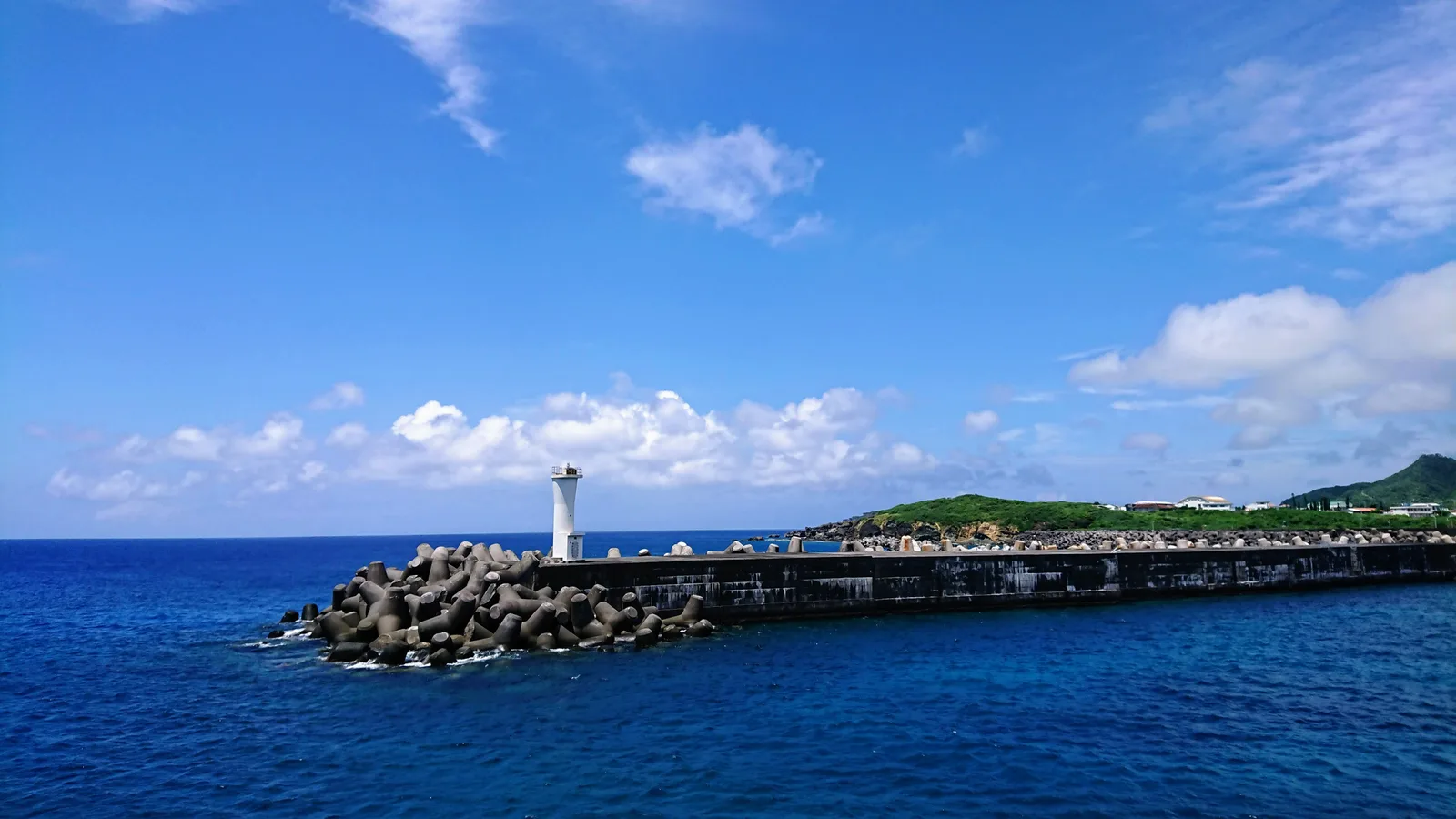 港の白い灯台