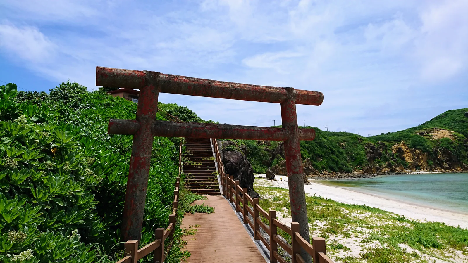 砂浜近くの鳥居