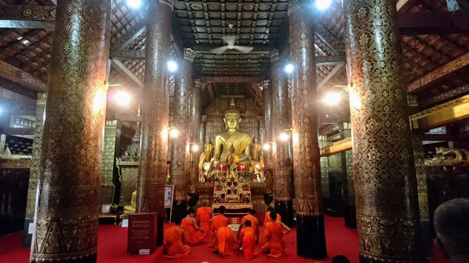 堂内で祈る僧侶