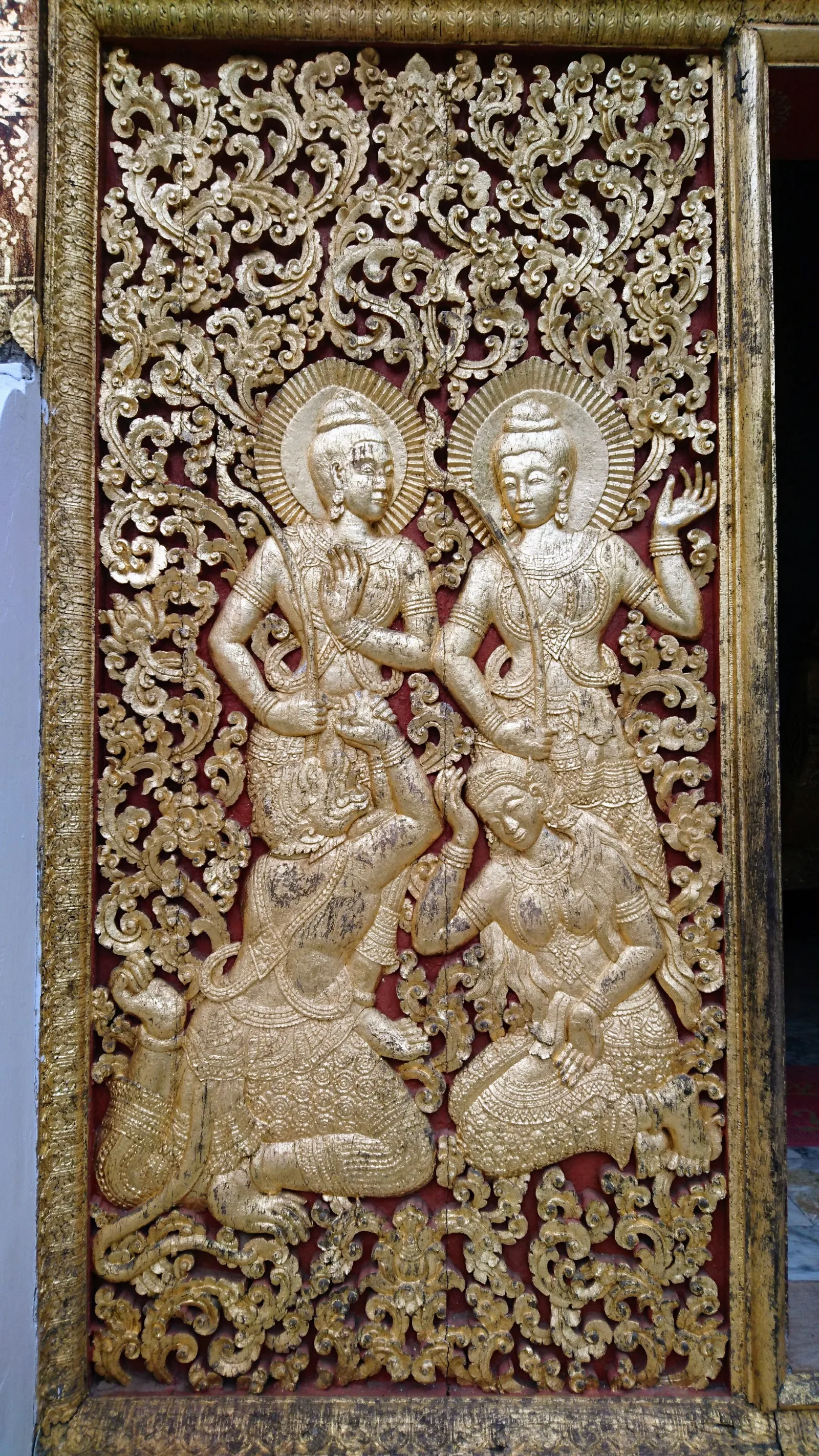 金色の人物彫刻