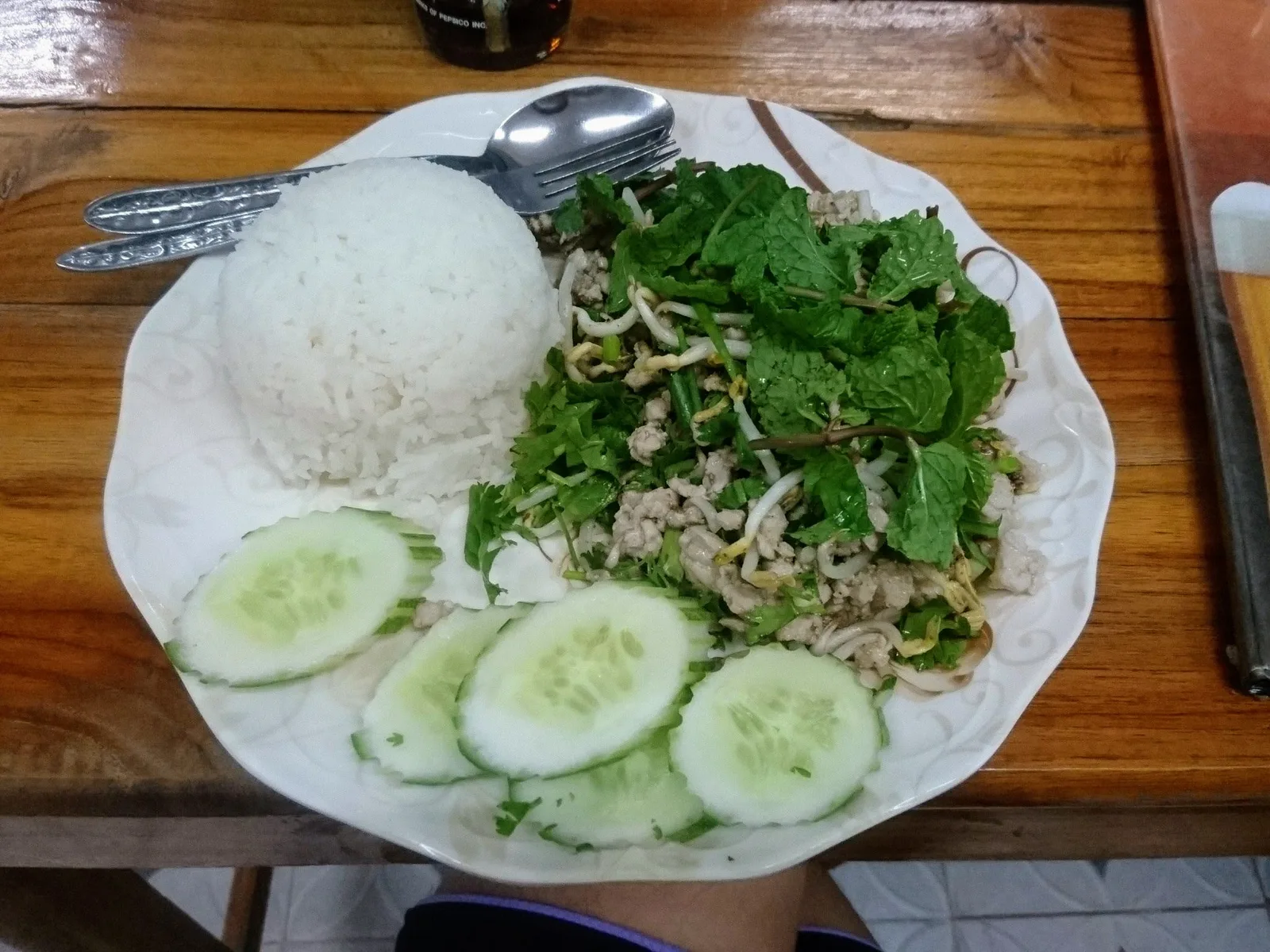 ラープと野菜の皿