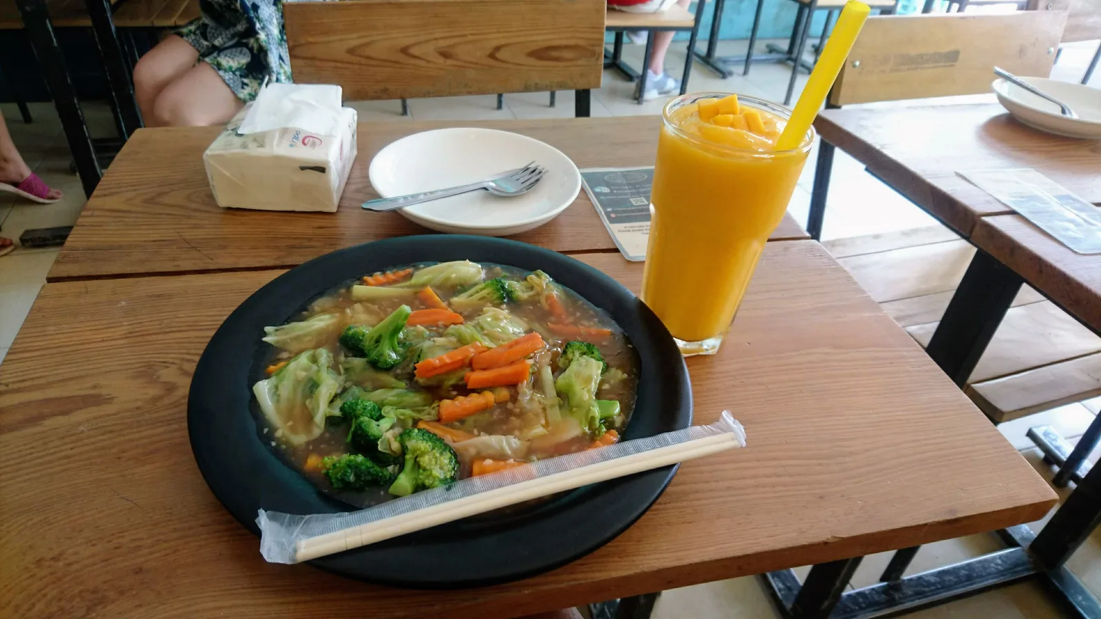 野菜あんかけそばとマンゴースムージー