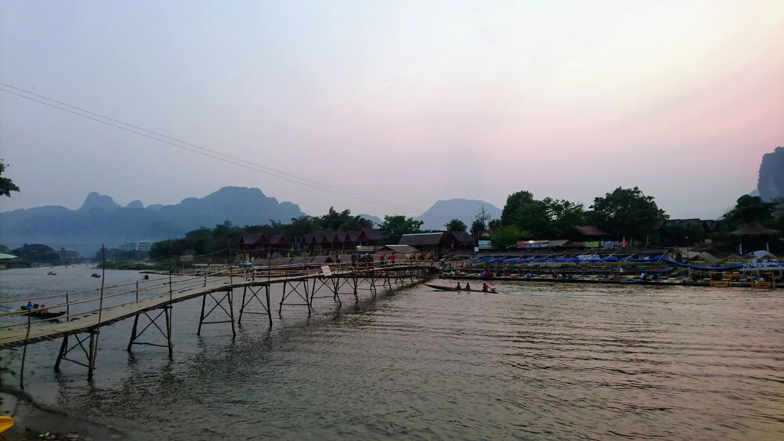 夕暮れのナム・ソン橋