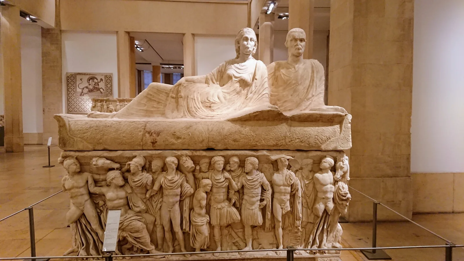 人物像が刻まれた彫刻